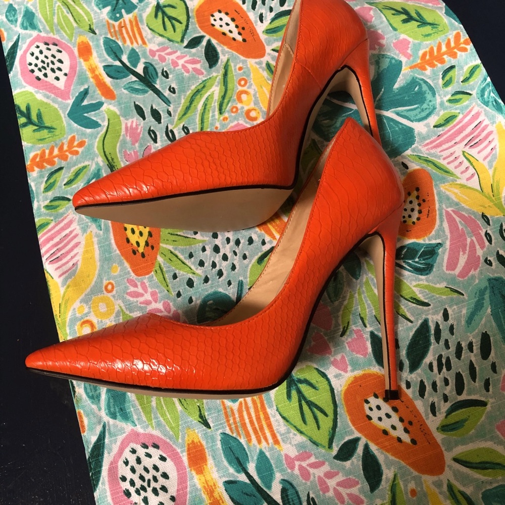 NWOT FSJ Sexy bright tangerine high heels.